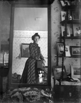 Sefie in the style of 1900 with a box camera and a mirror